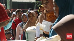 FOTO: Antre Pengambilan Bantuan Sosial Beras di Bekasi