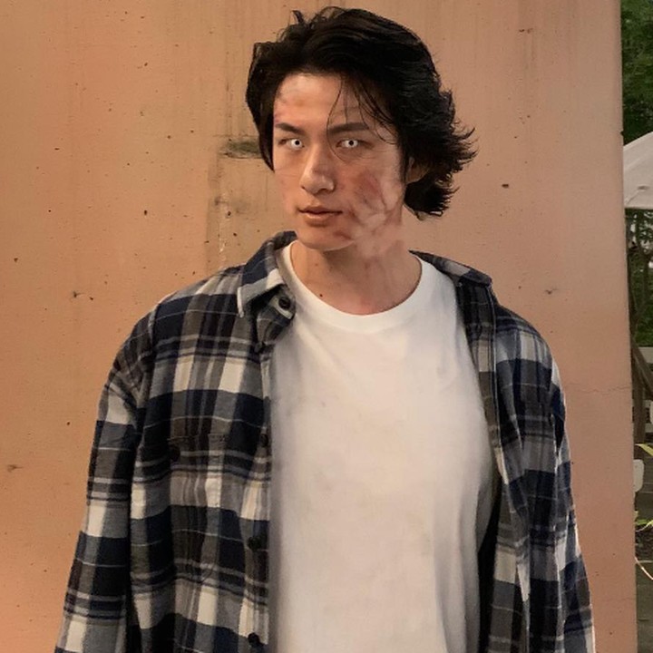 <p>Bahkan ketika berperan dengan tampilan <em>make-up</em> yang menyeramkan, tetap saja parasnya tak terhindarkan ya, Bunda. (Foto: Instagram @seungho_shin)</p>