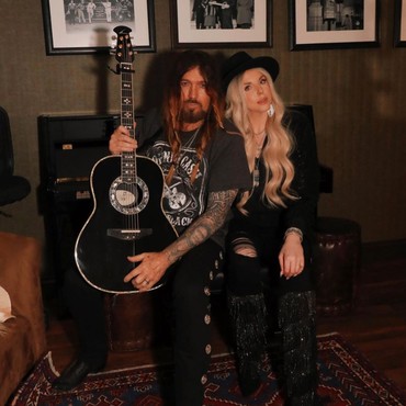 Pernikahan ke-3 Ayah Miley Cyrus dengan Penyanyi Muda Australia