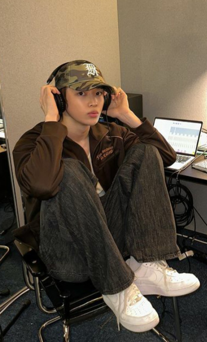 Casual look ala Sungchan dengan jaket, kaos dan celana jeans, cocok jadi outfit untuk nongkrong bareng bestie, nih, Beauties./ Foto: instagram.com/riize_official