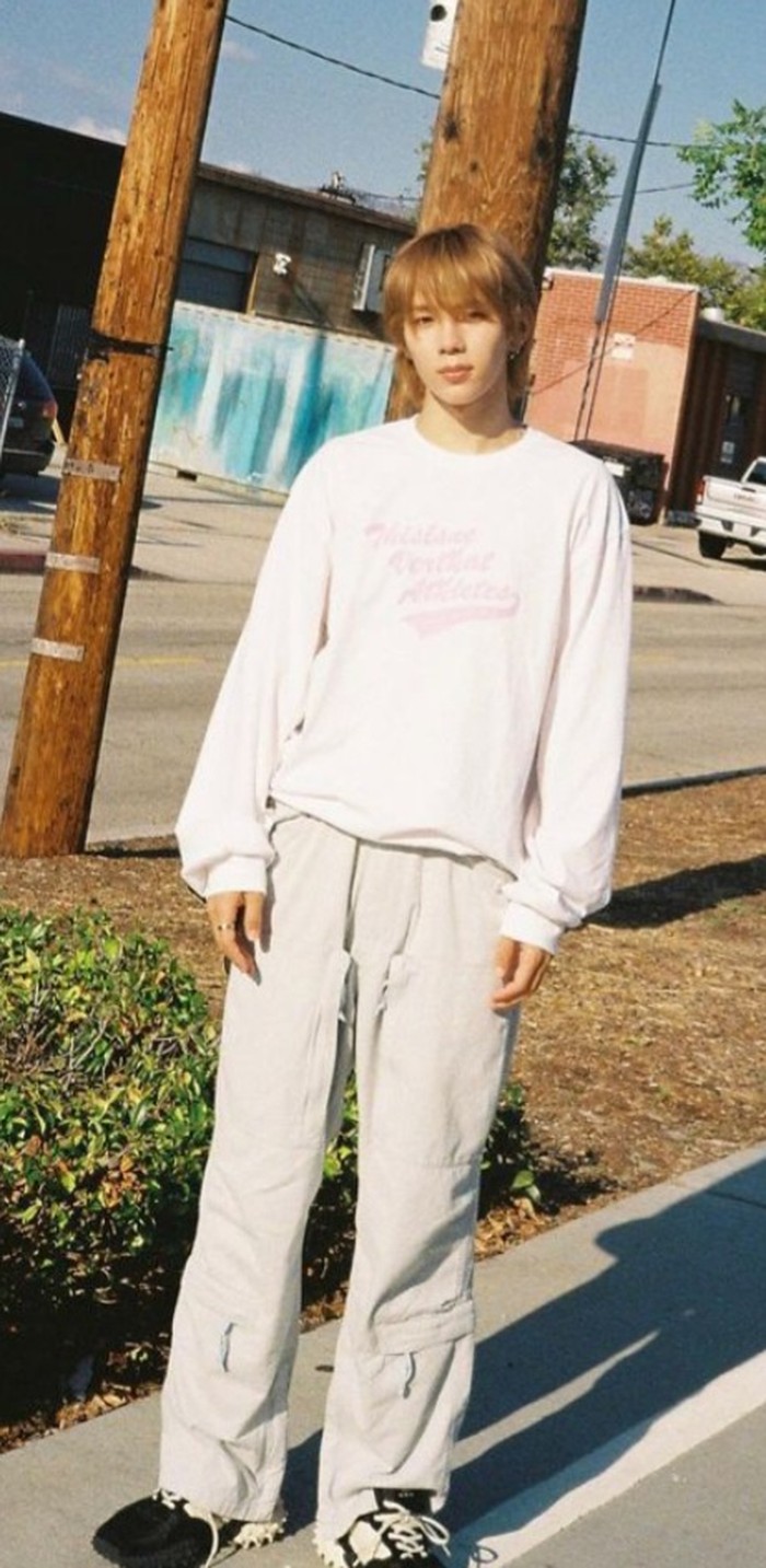 Dikenal sebagai dancing machine, Shotaro jadi salah satu anggota RIIZE yang fashionable. Ia bahkan terlihat keren hanya dengan setelan sweater dan cargo pants./ Foto: instagram.com/riize_official