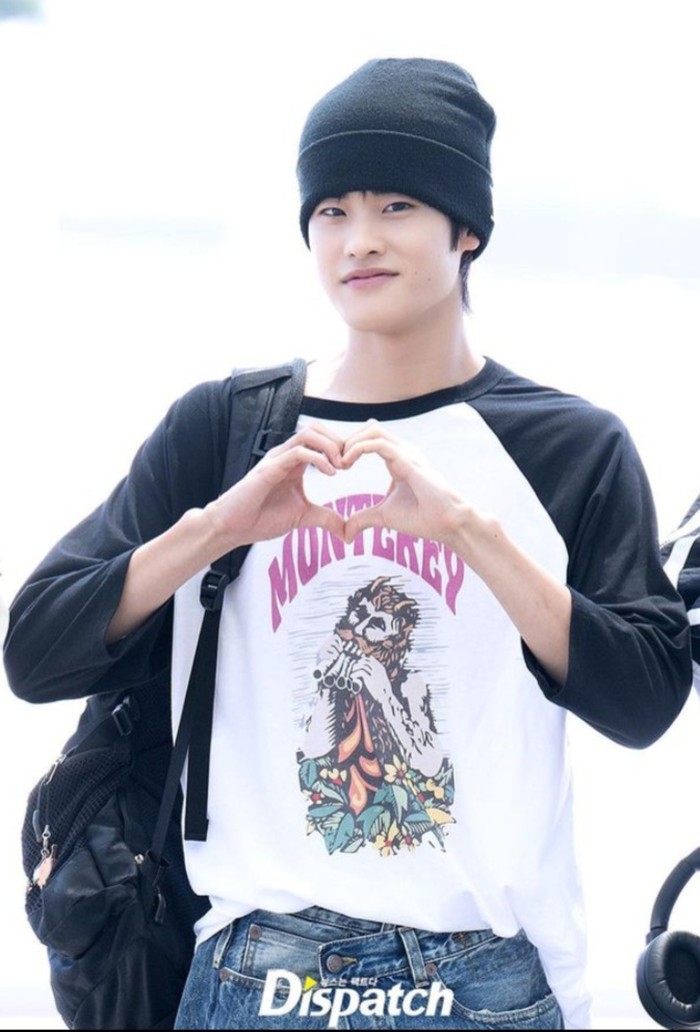 Fashion airport yang nyaman, Sohee tampil keren dengan kaos dan baggy jeans, dilengkapi beanie sebagai pelengkap gayanya./ Foto: instagram.com/koreadispatch