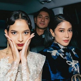 Adu Gaya Dian Sastro & Putri Marino di Busan International Festival Film 2023, Glamor Tradisional!