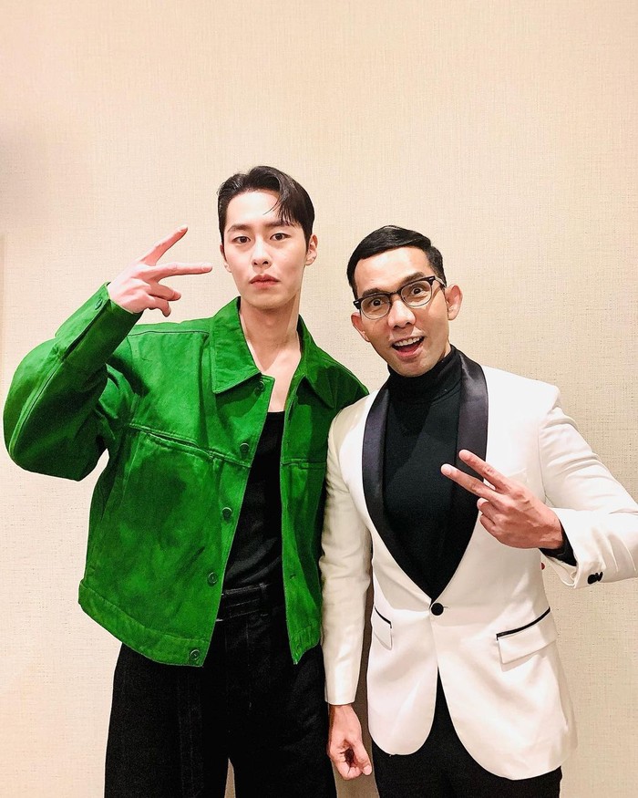 Pada (25/2) lalu, Indra Herlambang didapuk sebagai pembawa acara untuk fanmeeting perdana Lee Jae Wook. Momen paling kocak, Indra terkejut sekaligus senang saat Lee Jae Wook mengira usia sang presenter masih 22 tahun./ Foto: instagram.com/indraherlambang