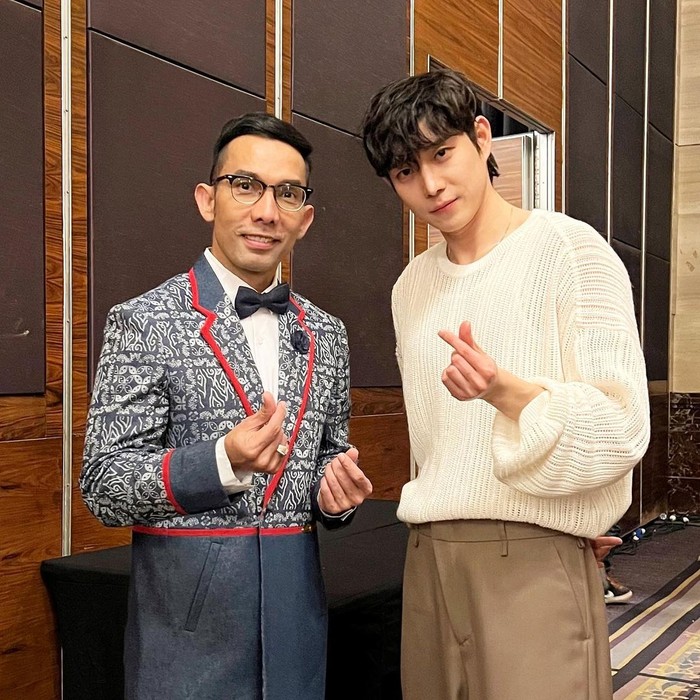 Fanmeeting Kim Young Dae di Jakarta pada (13/5) lalu, kembali gandeng Indra Herlambang sebagai MC. Di sana keduanya asyik bermain tebak gerak. Menurut Indra, sang aktor aslinya sweet, beda dari perannya di Penthouse./ Foto: instagram.com/indraherlambang