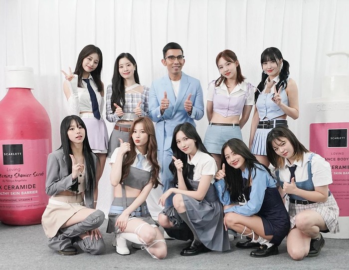 Belum lama ini, Indra Herlambang kembali didapuk memandu meet and greet Scarlett bersama TWICE. Acara pun berlangsung sangat meriah. Bagaimana kamu iri dengan Indra Herlambang nggak, Beauties?/ Foto: instagram.com/indraherlambang