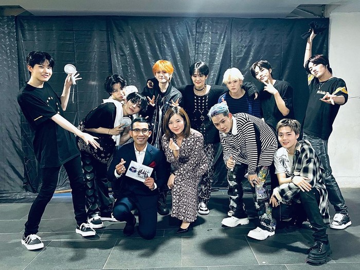 Dipercaya menjadi MC festival musik Sarangheyo Indonesia pada Desember 2022, Indra Herlambang membagikan pengalamannya saat memandu TREASURE. Ia memuji sikap ramah dan tingkah kocak seluruh member di backstage./ Foto: instagram.com/indraherlambang