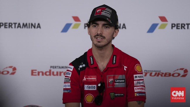 Pembalap Ducati Francesco Bagnaia nyaris terjatuh dari kursi saat mengambil minum ketika konferensi pers jelang MotoGP Mandalika 2023, Kamis (12/10).