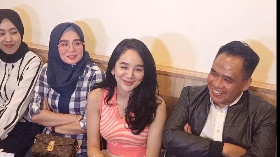 Hana Hanifah Hana Hanifah menggugat cerai suaminya.