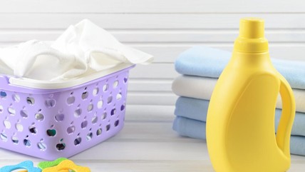 10 Rekomendasi Deterjen Bayi yang Bagus dan Aman untuk Mencuci Pakaian & Celana Si Kecil