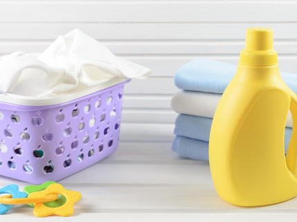 10 Rekomendasi Deterjen Bayi yang Bagus dan Aman untuk Mencuci Pakaian & Celana Si Kecil