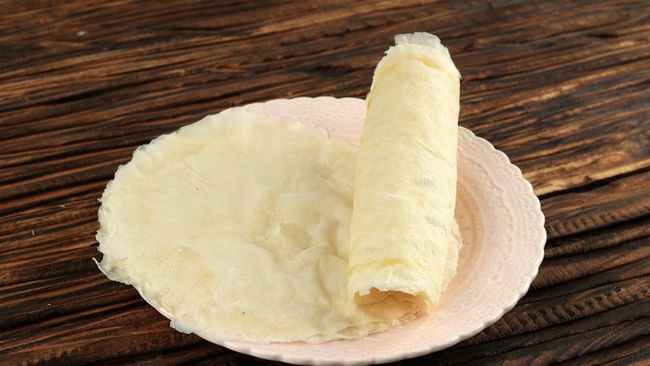 Cara membuat kulit lumpia teflon sangat mudah dengan menggunakan bahan sederhana. Berikut resep praktis kulit lumpia yang bisa Anda coba.
