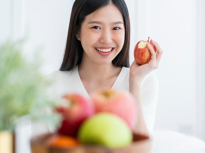 Ilustrasi makan buah/freepik.com/Lifestylememory 8 Tips Menjaga Kesehatan di Kala Cuaca Panas Menyengat