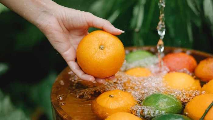 Jangan mencuci buah setelah membelinya agar buah bisa tahan lama (Cara menyimpan buah agar tidak busuk/Foto: pexels.com/Any Lane)
