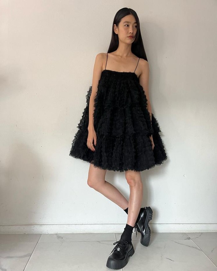 Jung Ho Yeon looks elegant in a luxurious black mini dress that makes her legs look long.  She combined the dress with thick platform shoes that showed a girly atmosphere./ Photo: elle.co.kr
