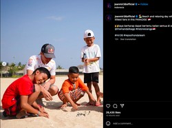 Joan Mir Nyantai Bareng Bocah Main Gundu di Pantai Mandalika, Sebut Indonesia Surga