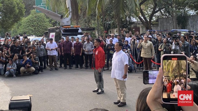 Ketua Umum PSI Kaesang Pangarep disambut penampilan drum band saat berkunjung ke kediaman Prabowo Subianto di Jalan Kertanegara IV, Jaksel.
