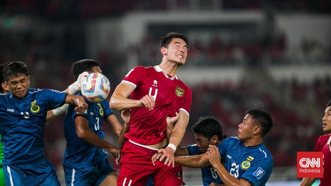Bek Timnas Indonesia Elkan Baggott kesal dengan permainan pemain Brunei Darussalam saat tim Garuda menang 6-0 pada Kualifikasi Piala Dunia 2026.
