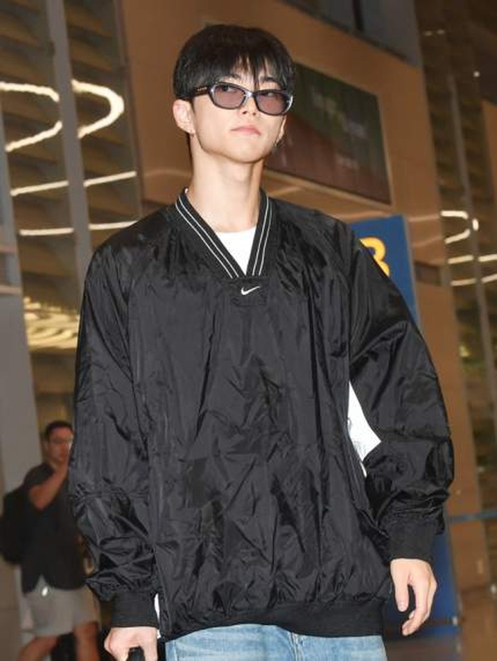 Layaknya seorang model, Seunghan terlihat keren dengan setelan sweater parasut, kaos putih dan celana jeans sebagai fashion airport-nya./ Foto: m.newsen.com