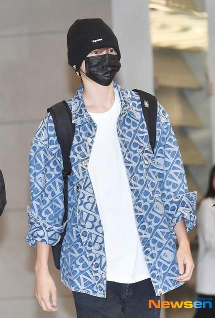 Meski menggunakan masker, penggemar setuju jika Eunseok tetap terlihat keren dengan jaket denim berpadu kaos putih, beanie dan celana jeans./ Foto: m.newsen.com