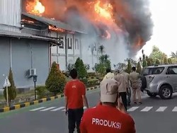 Pabrik Tisu di Mojokerto Terbakar, Karyawan Panik Berhamburan