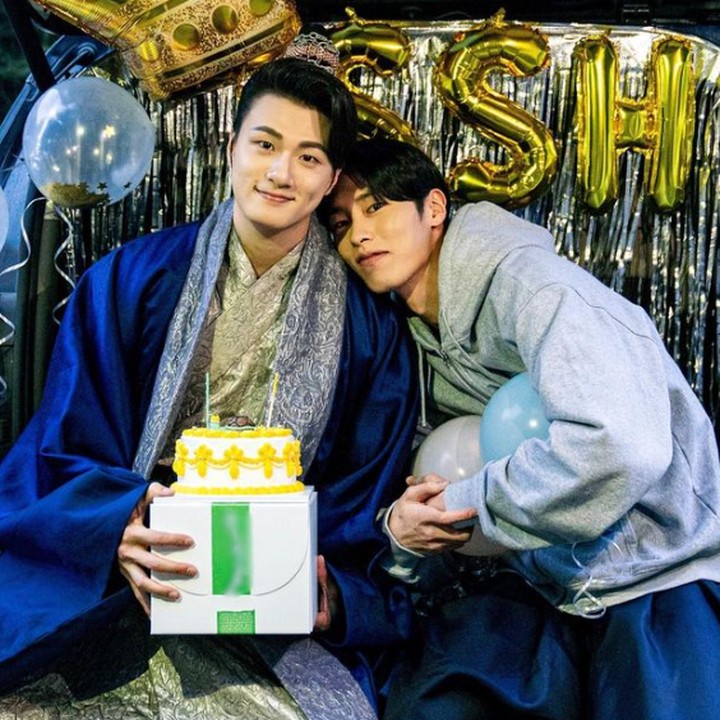 <p>Pada bulan Januari lalu, Shin Seung Ho merayakan ulang tahunnya yang ke- 27 bersama dengan aktor-aktor lainnya. Sangat menggemaskan kan, Bunda. (Foto: Instagram @seungho_shin)</p>