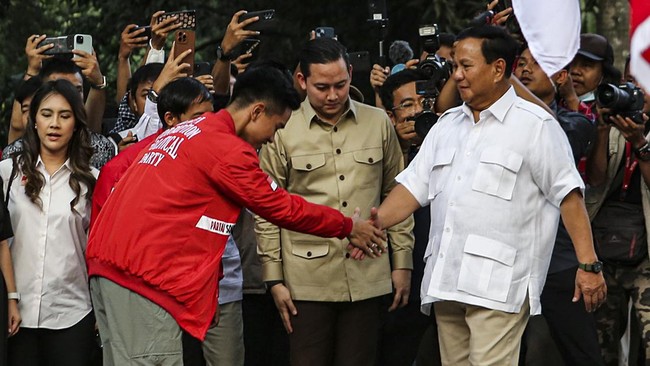 Ketum Golkar Airlangga Hartarto mempersilakan Kaesang Pangarep dan Partai Solidaritas Indonesia (PSI) jika ingin masuk koalisi pendukung Prabowo Subianto.