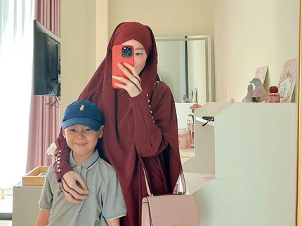7 Potret Larissa Chou Dampingi Yusuf Disunat, Beri Pujian: Jagoan Hari Ini...