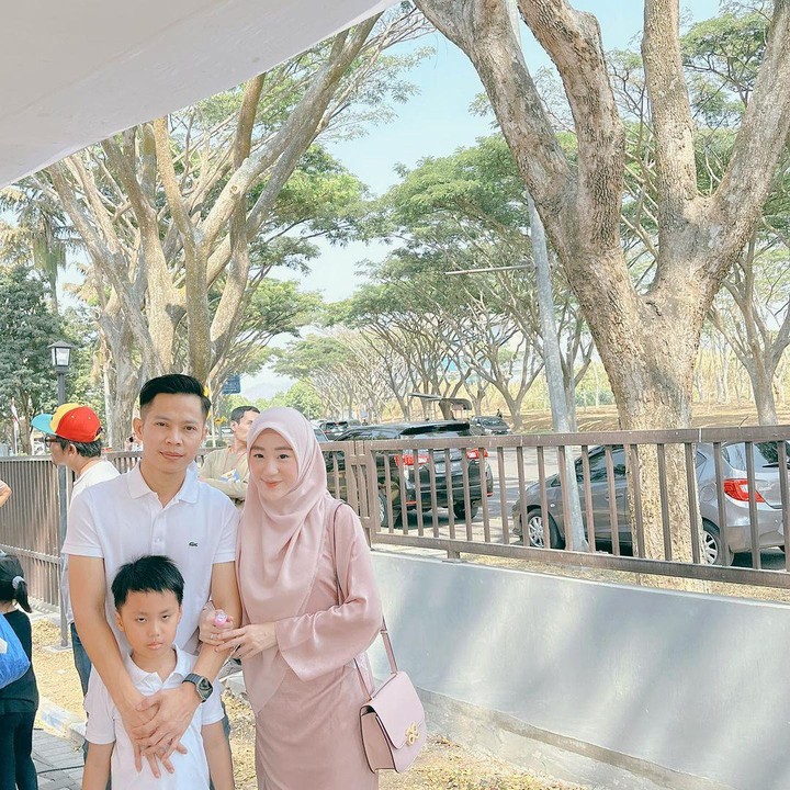 <p>Yusuf terlihat sudah sangat akrab dengan sang Ayah sambung, Bunda. Larissa bahkan sering mengunggah potret kebersamaan ketiganya pada laman Instagram. (Foto: Instagram: @larissachou)</p>