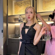 Dari Rose BLACKPINK hingga Jung Ho Yeon! 7 Style Dress Serba Hitam Selebriti Korea Ini Tidak Pernah Gagal