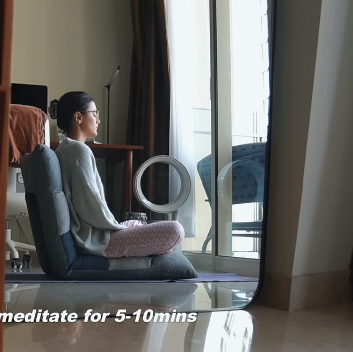 <p>Di tempat tinggalnya ini, setiap pagi ia melakukan meditasi. Berikut spot yang biasa ia pakai untuk melakukan aktivitas tersebut. Ruangan ini berhadapan langsung dengan kaca yang menawarkan pemandangan. (Foto: YouTube Amanda Rawles)<br /><br /><br /></p>