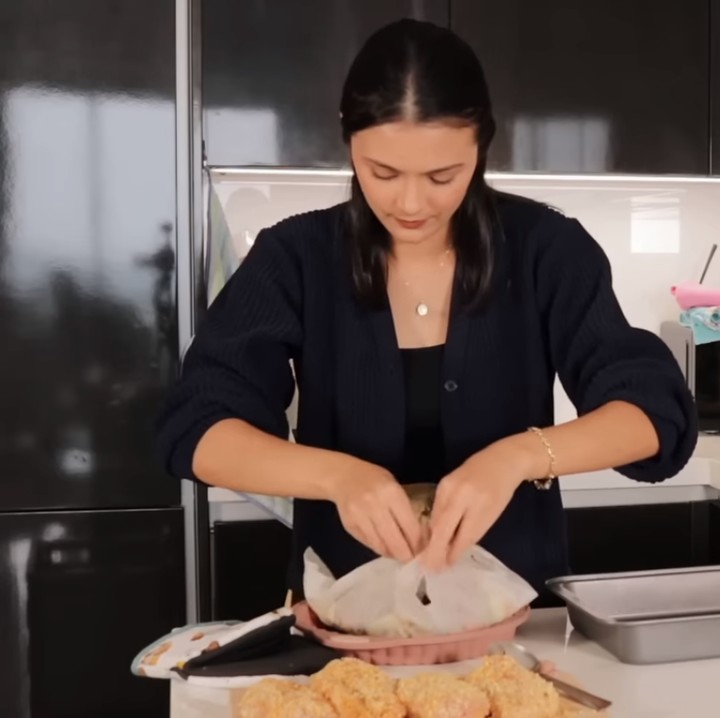 <p>Terakhir ada dapur. Amanda mengaku selalu berusaha masak sendiri di dapur minimalisnya tersebut. Selain itu, ia juga mengaku sudah terbiasa melakukan food preparation agar bahan masakannya tetap awet dan sehat. (Foto: YouTube Amanda Rawles)</p>