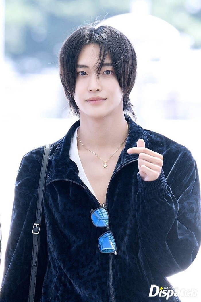 Selalu jadi bahan pembicaraan, Wonbin kerap tampil menonjol dengan fashion apapun. Ia terlihat keren dengan setelan jaket berbahan beludru dan kaos v neck./ Foto: theqoo.net