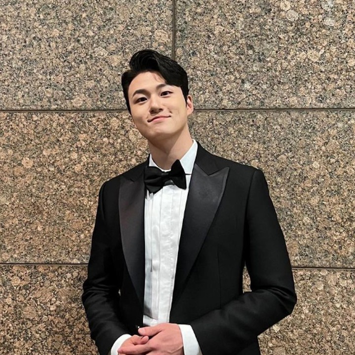 <p>Tak heran jika Shin Seung Ho melejit sebagai aktor terkenal di Korea Selatan, ya Bunda. Paras wajahnya sungguh menawan siapapun yang melihatnya, bukan? (Foto: Instagram @seungho_shin)</p>