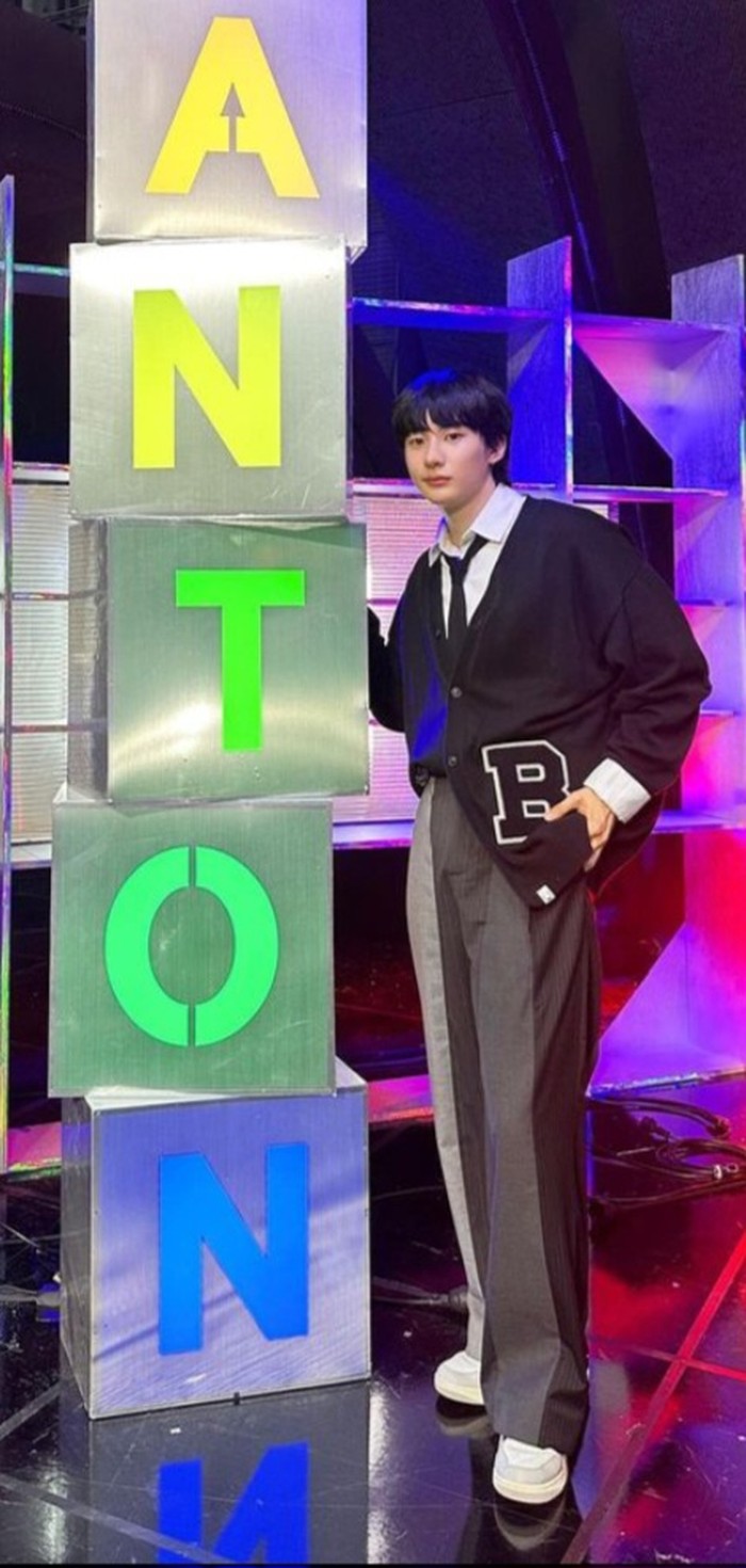 Tampil di acara musik, anggota RIIZE tidak kalah mempesona. Anton terlihat keren dengan setelan kemeja, cardigan dan multi panelled trouser berbahan wol./ Foto: instagram.com/riize_official