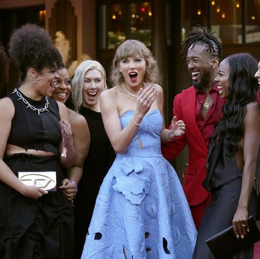 Ketakutan & Panik, Taylor Swift Minta Fans Tidak Lempar Hadiah ke Panggung