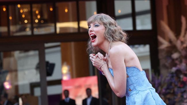 Taylor Swift mengejutkan para penggemarnya ketika menghadiri acara gala premiere film The Eras Tour di AMC Theatre, Los Angeles, AS.
