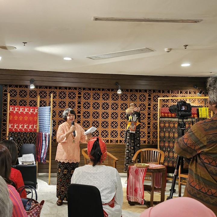 <p>Pameran digelar di Alun-alun West Mall Grand Indonesia mulai 12 - 15 Oktober 2023 dengan tema 'Merajut Cinta Melalui Tenun Sumba, pada Lembar-lembar Tenun Kurajut Hidupku'./Foto: Zika Zakiya</p>