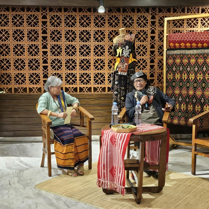 <p>Dalam pameran, bukan hanya tenun yang diperlihatkan tapi juga ada talkshow dan kopi asli Sumba yang bisa Bunda cicip dan beli langsung di tempat./Foto: Zika Zakiya</p>