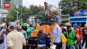 VIDEO: Kecewa Terus Merugi, Peternak Bagikan 500 Ekor Ayam di Jalanan