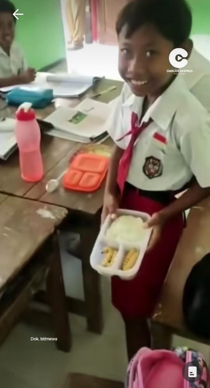 Viral di TikTok anak SD bawa bekal ulat sagu