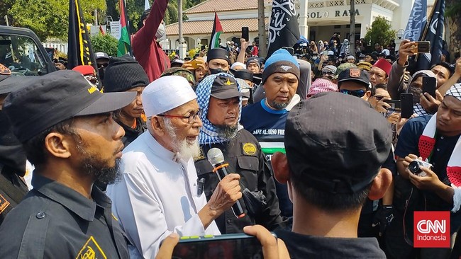 Tak hanya orasi, ribuan umat Islam dari Soloraya juga menggelar Salat Gaib dalam Aksi Bela Palestina hari ini.