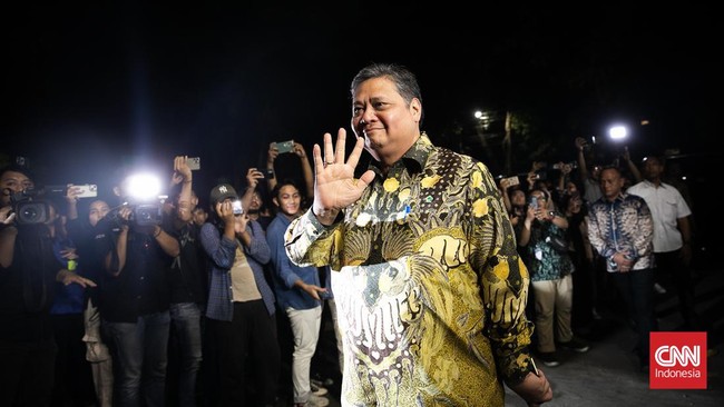 Ketua Umum Partai Golkar Airlangga Hartarto dipanggil oleh Presiden Joko Widodo ke Istana Negara, Jakarta, Sabtu (21/10) petang.