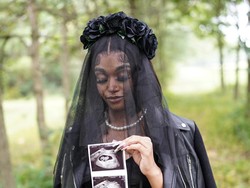 Viral Maternity Shoot Tema Pemakaman Bikin Terkejut, Alasannya Ternyata Lucu