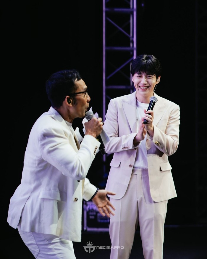 Didapuk jadi MC fanmeeting Kim Seon Ho selama 2 hari, sang aktor memuji Indra Herlambang yang memandu acara menjadi have fun dan penuh dengan tawa. Bahkan, dirinya mengaku sangat nyaman dengan segala tingkah kocak Indra./ Foto: instagram.com/mecimapro