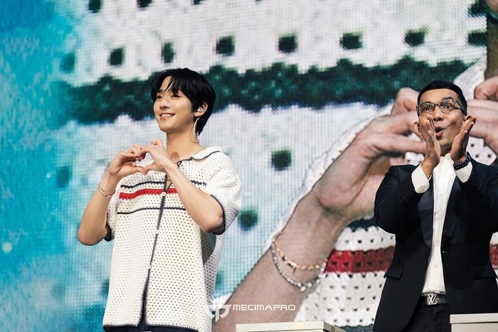 Awal September lalu, Ahn Hyo Seop menggelar fanmeeting perdananya di Jakarta dan lagi-lagi Indra Herlambang dipercaya menjadi MC. Menjawab pertanyaan Indra, bintang A Time Called You setuju jika dirinya dipanggil ‘Mas Ucup’/ Foto: instagram.com/mecimapro