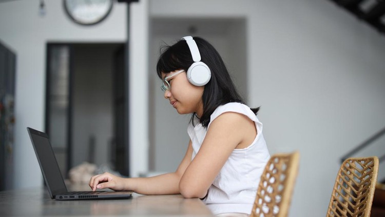 Ilustrasi anak pakai earphone