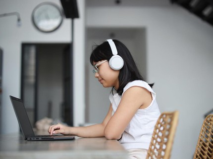 Belajar dari kasus Anak Zaskia Mecca Kena Iritasi Telinga, Kapan Anak Boleh Pakai Earphone