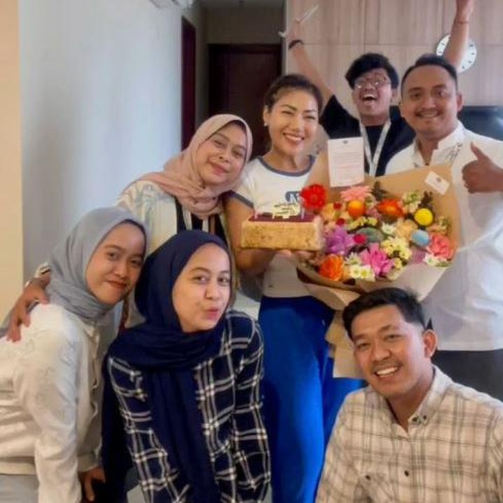 <p>Selain dengan keluarga, perayaan ultah kali ini juga dirayakan Inge bersama para sahabat. Inge tampaknya mendapatkan kejutan ulang tahun nih dari para sahabat. (Foto: Instagram @inge_anugrah)</p>
