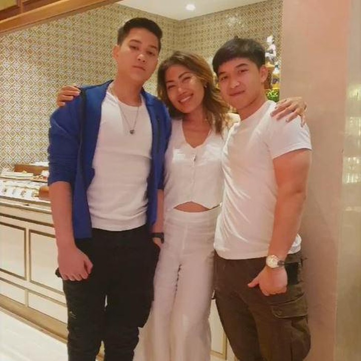 <p>Dalam unggahan di Instagram, Inge tampak merayakan ultah tahun ini bersama dua putranya, Kenzo dan Marco. Inge terlihat merangkul dua jagoannya itu di momen spesial. (Foto: Instagram @inge_anugrah)</p>